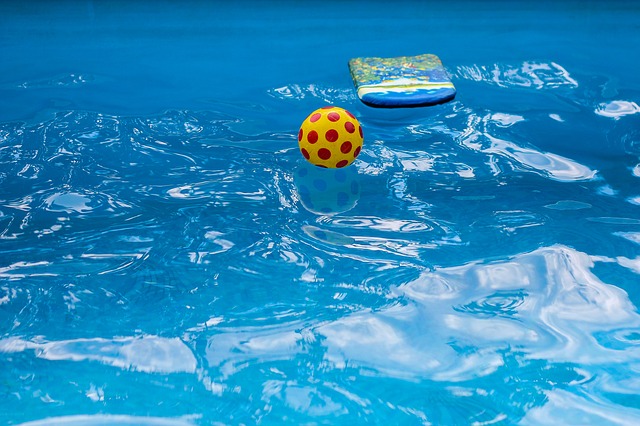 míček v bazénu