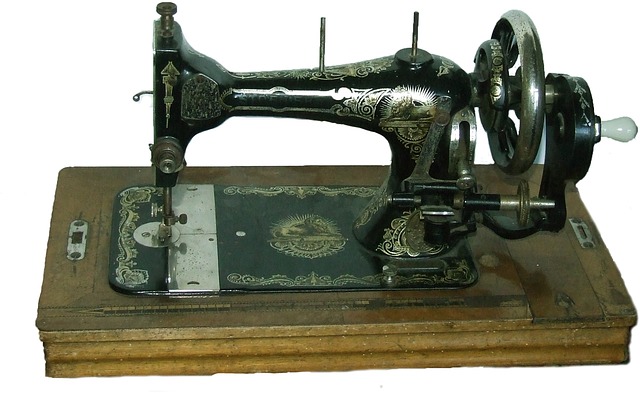 historický šicí stroj