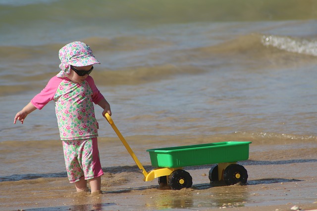 dítě hrající si na pláži